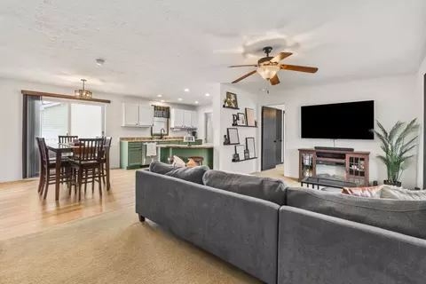 1005 17th Ave, Silvis, IL 61282 photo 4