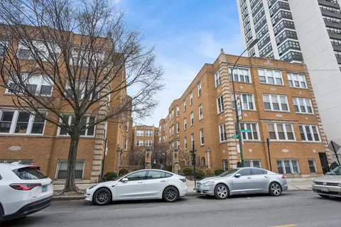 536 W Belmont Ave #2E, Chicago, IL 60657