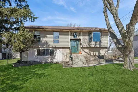 906 E Streamwood Blvd, Streamwood, IL 60107