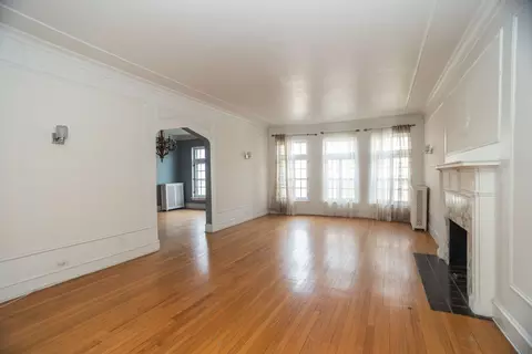 Living - 2321 E 69th St #2, Chicago, IL 60649 photo 1 of 4