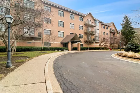 20 Trafalgar Sq #401, Lincolnshire, IL 60069