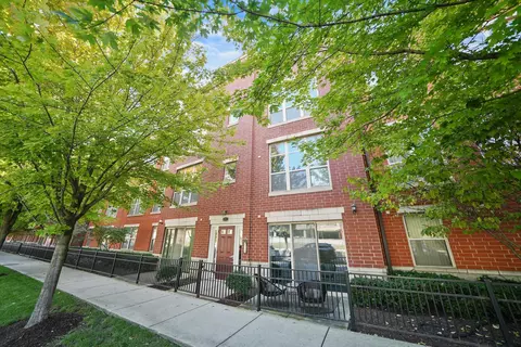 317 E 25th St #3E, Chicago, IL 60616