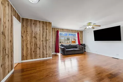 Living - 88 W Wayne Pl, Wheeling, IL 60090 photo 1 of 2