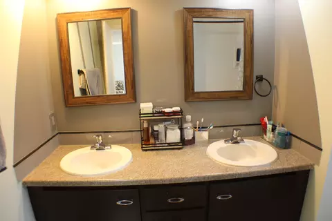Bath - 5113 44th Ave, Moline, IL 61265 photo 2 of 3