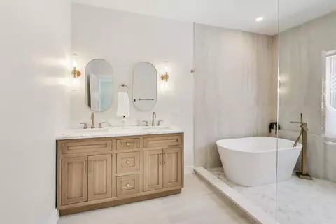 Bath - 280 Blackhawk Rd, Riverside, IL 60546 photo 2 of 5