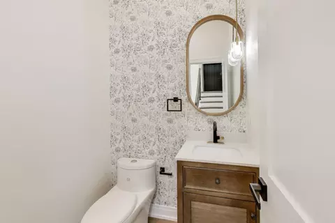 Bath - 280 Blackhawk Rd, Riverside, IL 60546 photo 1 of 5