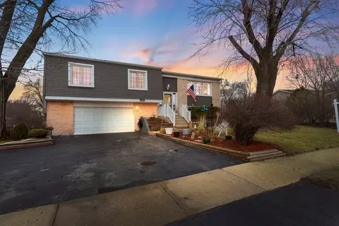 2208 Hiawatha Pkwy, Woodridge, IL 60517
