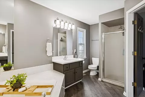 Bath - 570 Riva Ct, Wheaton, IL 60187 photo 3 of 5
