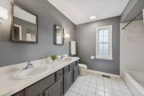 Bath - 570 Riva Ct, Wheaton, IL 60187 photo 4 of 5