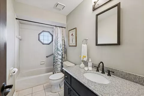 Bath - 570 Riva Ct, Wheaton, IL 60187 photo 1 of 5