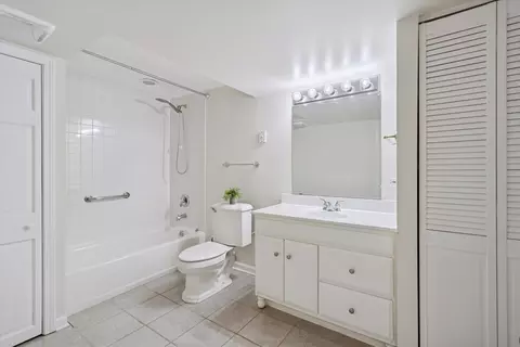 Bath - 570 Riva Ct, Wheaton, IL 60187 photo 5 of 5