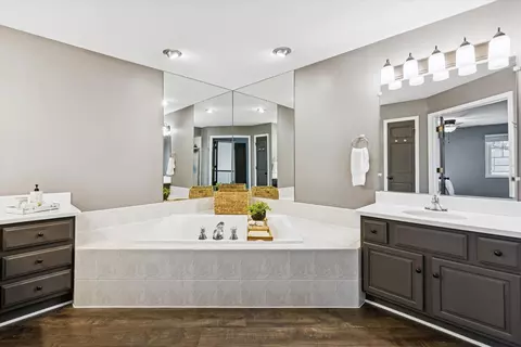 Bath - 570 Riva Ct, Wheaton, IL 60187 photo 2 of 5