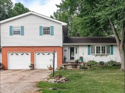 17 Park Dr, Villa Grove, IL 61956