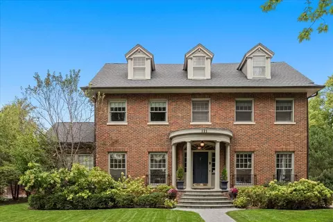 121 Robsart Rd, Kenilworth, IL 60043