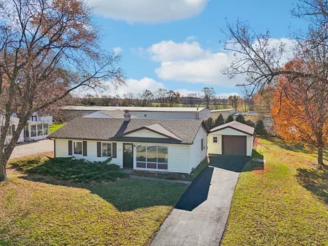 2413 Country Ln, Mchenry, IL 60051
