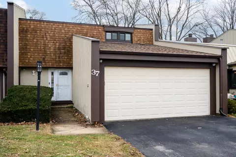 37 Briarwood Ln, Indian Head Park, IL 60525