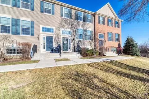 1499 Deer Pointe Dr, South Elgin, IL 60177