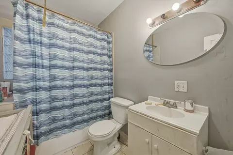Bath - 65 E 102nd Pl, Chicago, IL 60628 photo 2 of 2