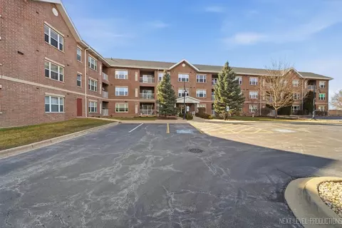 10 N Gilbert St #217, South Elgin, IL 60177