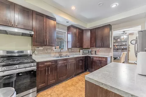 Kitchen - 1333 Willow Ave, Des Plaines, IL 60016 photo 2 of 3