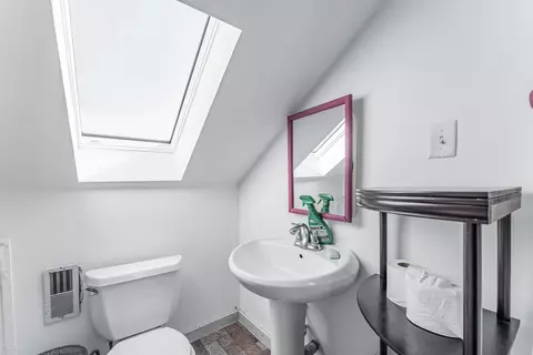Bath - 1333 Willow Ave, Des Plaines, IL 60016 photo 2 of 4