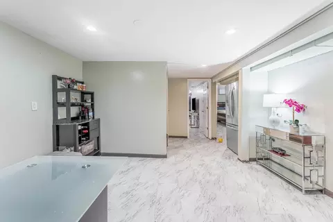 Entry Way - 1333 Willow Ave, Des Plaines, IL 60016 photo 5 of 5