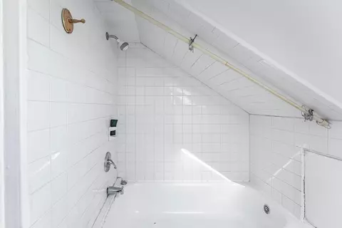 Bath - 1333 Willow Ave, Des Plaines, IL 60016 photo 3 of 4