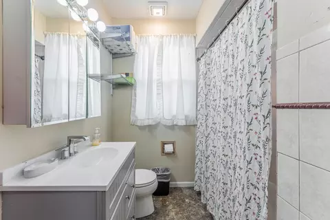 Bath - 1333 Willow Ave, Des Plaines, IL 60016 photo 1 of 4
