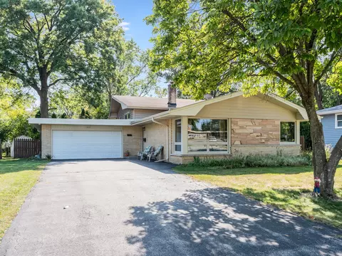 316 Sycamore Dr, Naperville, IL 60540