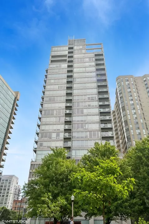653 N Kingsbury St #802, Chicago, IL 60654