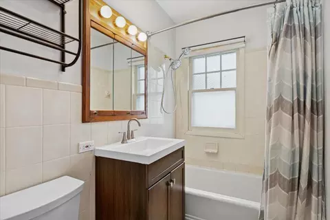 Bath - 652 E Prairie Ave, Des Plaines, IL 60016 photo 1 of 1