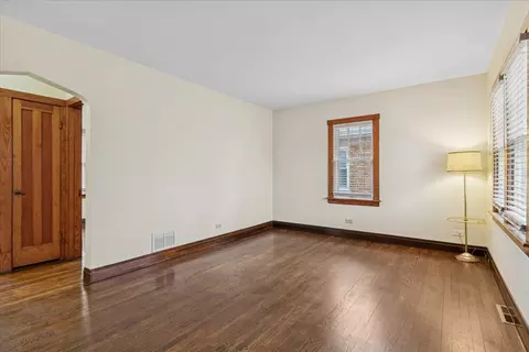 Living - 652 E Prairie Ave, Des Plaines, IL 60016 photo 4 of 5