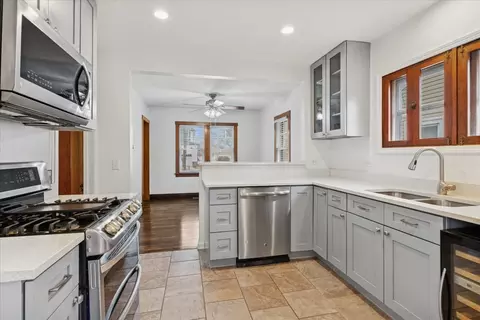 Kitchen - 652 E Prairie Ave, Des Plaines, IL 60016 photo 2 of 3