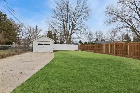 Exterior - 652 E Prairie Ave, Des Plaines, IL 60016 photo 3 of 3