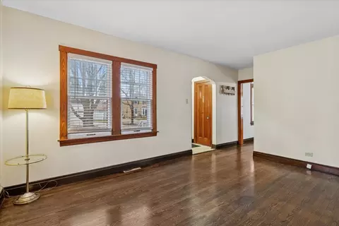 Living - 652 E Prairie Ave, Des Plaines, IL 60016 photo 2 of 5
