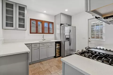 Kitchen - 652 E Prairie Ave, Des Plaines, IL 60016 photo 1 of 3