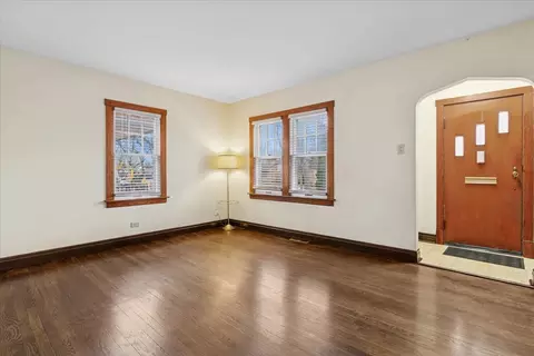 Living - 652 E Prairie Ave, Des Plaines, IL 60016 photo 3 of 5