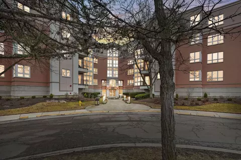 3100 Lexington Ln #312, Glenview, IL 60026