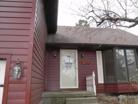 2264 Ridgeview Dr, Muscatine, IA 52761