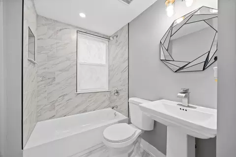 Bath - 209 N Hunter St, Thornton, IL 60476 photo 1 of 3