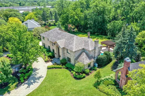 6447 Manor Dr, Burr Ridge, IL 60527 photo 2