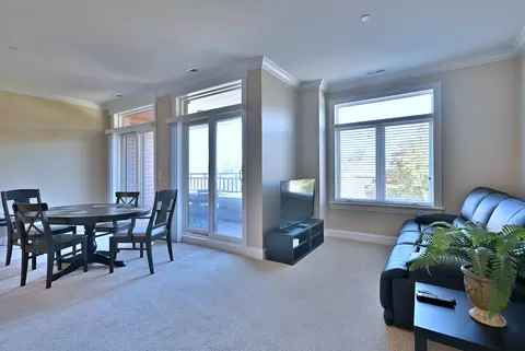 Living - 127 N Walnut St #3D, Itasca, IL 60143 photo 1 of 2