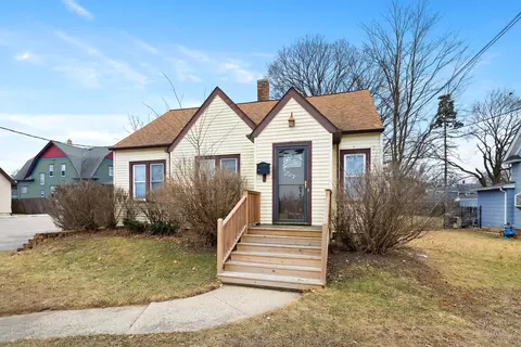 15 W Woodstock St, Crystal Lake, IL 60014