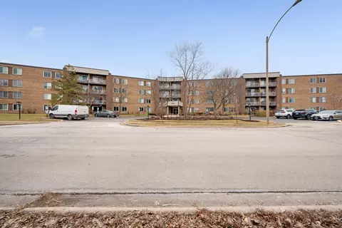 909 E Kenilworth Ave #321, Palatine, IL 60074