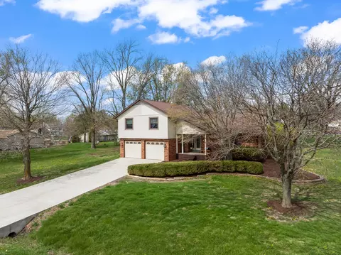 15878 Old Orchard Rd, Bloomington, IL 61705