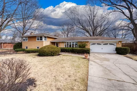 1105 N Maple Ln, Prospect Heights, IL 60070