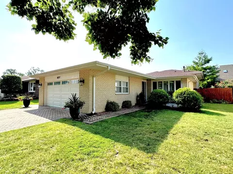 8057 Valley Dr, Palos Hills, IL 60465