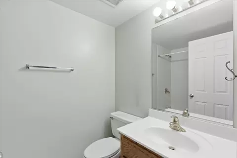 Bath - 7316 40th St #2E, Lyons, IL 60534 photo 2 of 2