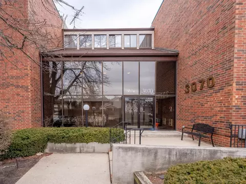 3070 Pheasant Creek Dr #207, Northbrook, IL 60062