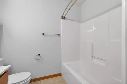 Bath - 550 Madison Ln, Elgin, IL 60123 photo 6 of 6